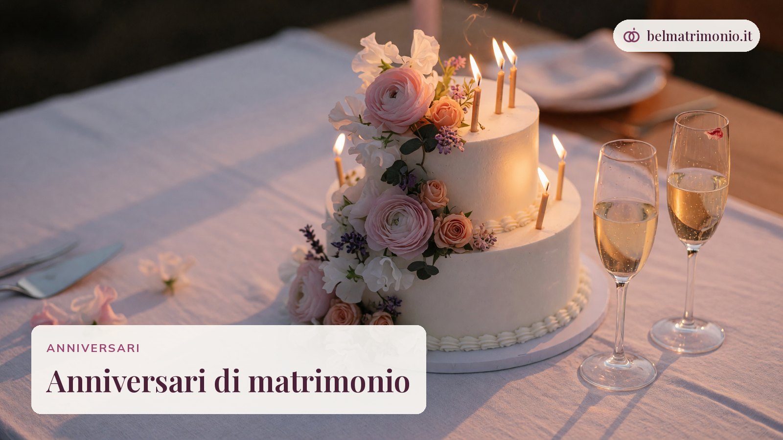 Torta a due piani con fiori, candele e calici, immagine degli anniversari di matrimonio