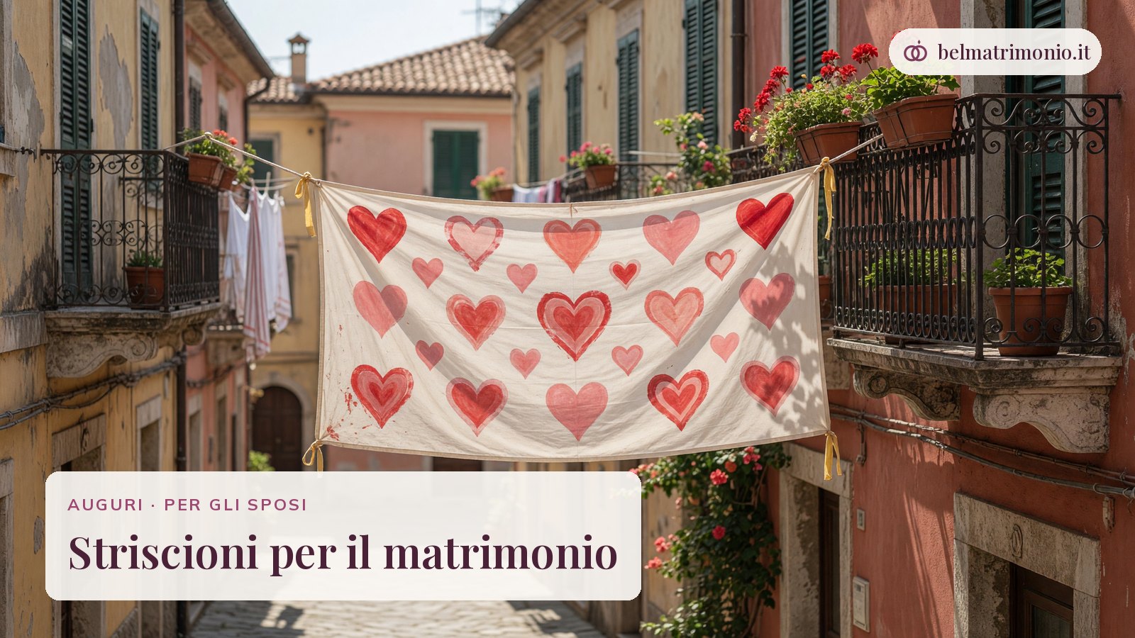 Telo bianco con cuori appeso tra due balconi in una via, immagine degli striscioni per il matrimonio