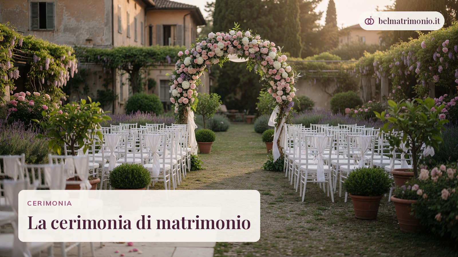 Navata all'aperto con sedie bianche e arco di fiori, immagine della cerimonia di matrimonio
