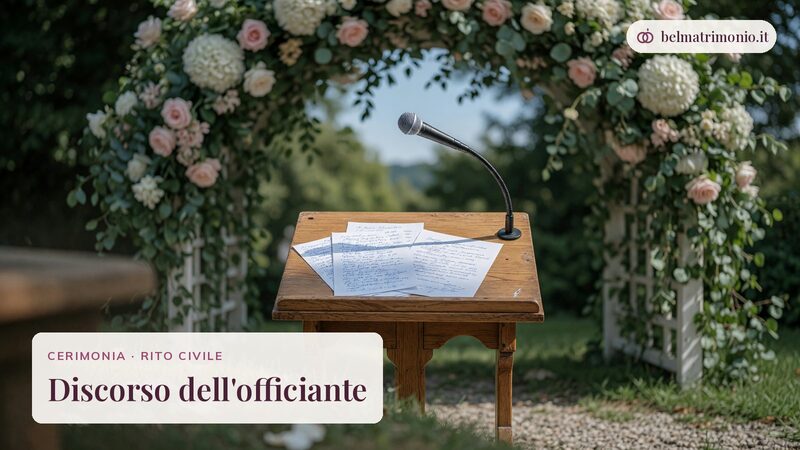 Leggio con appunti e microfono davanti a un arco di fiori, immagine del discorso dell'officiante