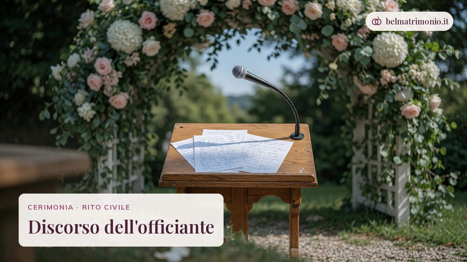 Leggio con appunti e microfono davanti a un arco di fiori, immagine del discorso dell'officiante