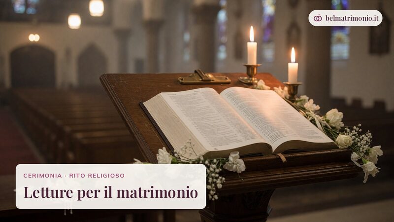 Bibbia aperta su un leggio decorato con fiori bianchi, immagine delle letture per il matrimonio