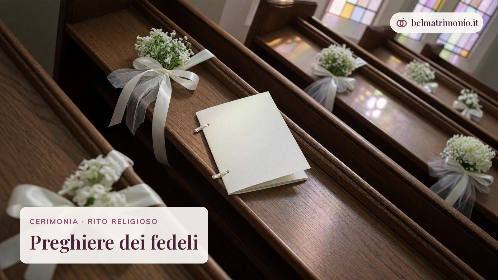 Panche di chiesa decorate con fiori e un libretto, immagine delle preghiere dei fedeli
