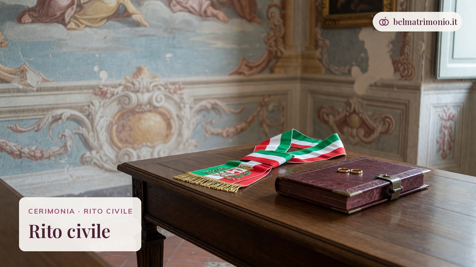 Sala comunale con fascia tricolore, registro e fedi sul tavolo, immagine del rito civile