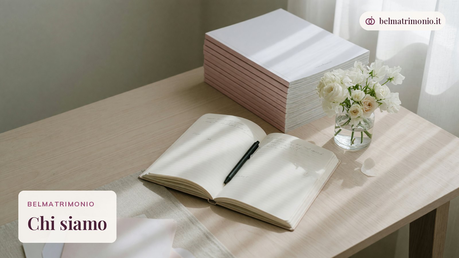 Scrivania con quaderno, penna e riviste, immagine della redazione di Belmatrimonio