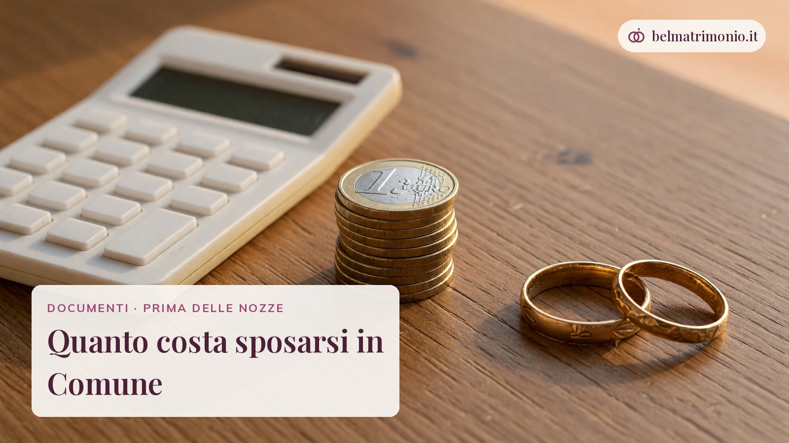 Monete in euro, calcolatrice e fedi su una scrivania, immagine di quanto costa sposarsi in Comune