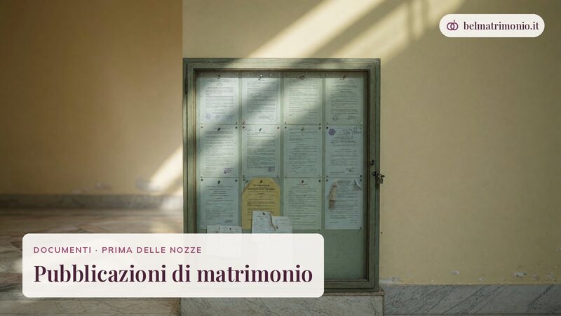 Bacheca comunale con avvisi affissi, immagine delle pubblicazioni di matrimonio all'albo del Comune