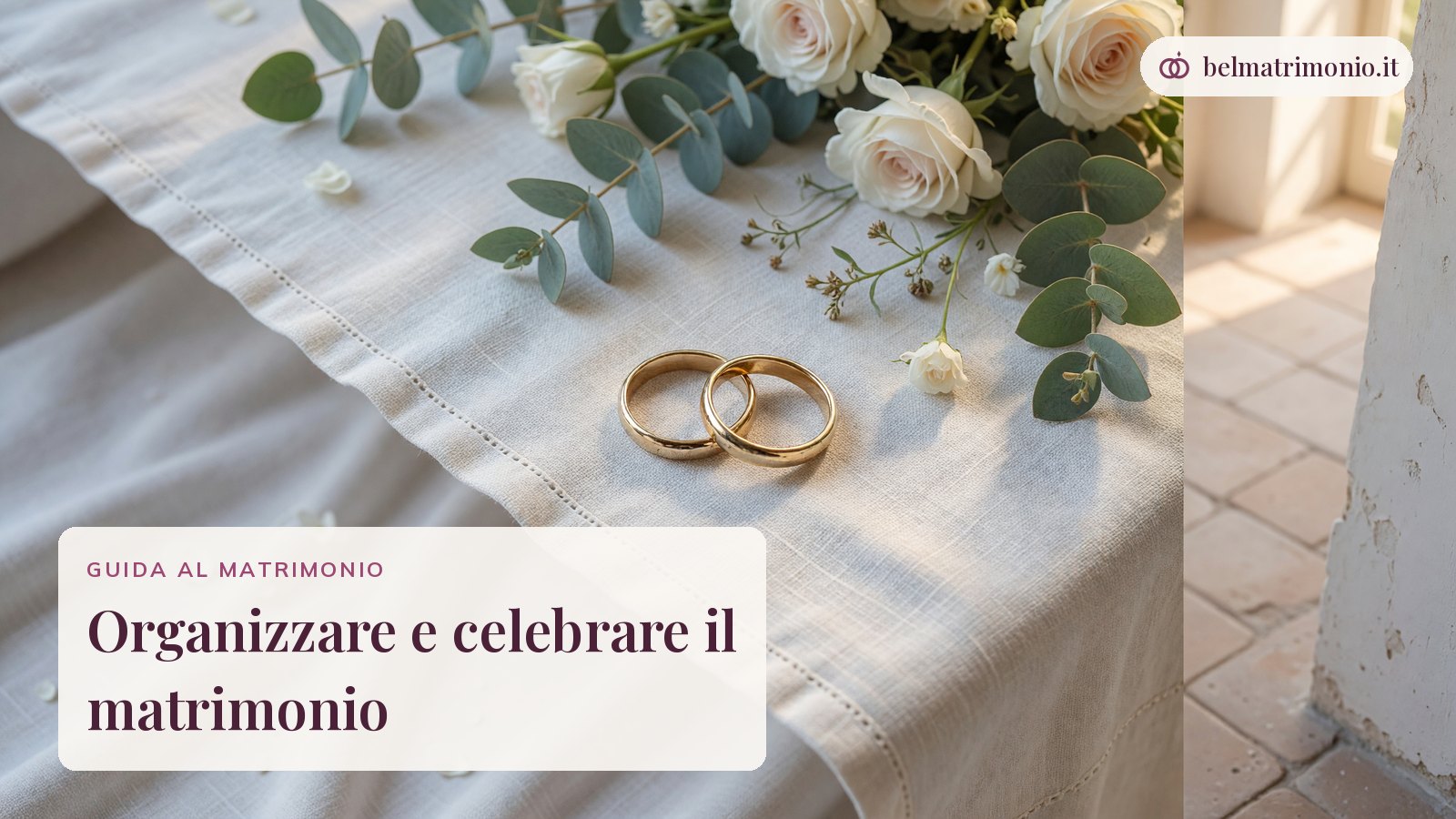 Due fedi d'oro su un runner di lino con rose bianche, immagine della guida per organizzare e celebrare il matrimonio